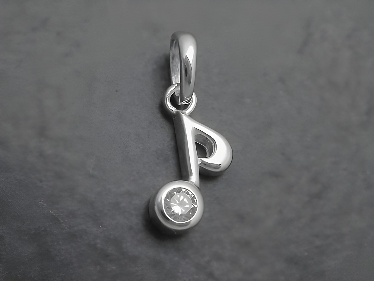 Silber Anhänger in Form einer Note mit weißem Zirkonia, geeignet für Musikfans, hergestellt von Juwelier Harnisch. Perfektes Schmuckstück für Musikliebhaber.