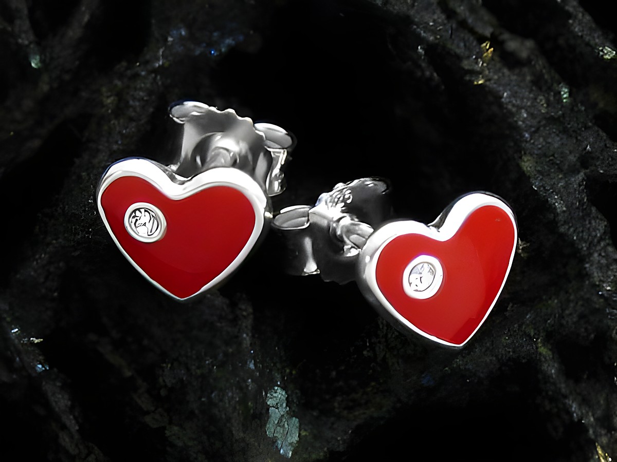 Herz emaillierter Sterling Silber Ohrstecker mit Kristall vom Hersteller Juwelier Harnisch, speziell für Kinder, in roter Herzform mit funkelndem Akzent.