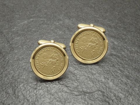 Vergoldete Manschettenknöpfe im Münzlook zur Mondlandung 1969, hergestellt von Juwelier Harnisch, goldfarben und detailreiche Prägung auf der Oberfläche.