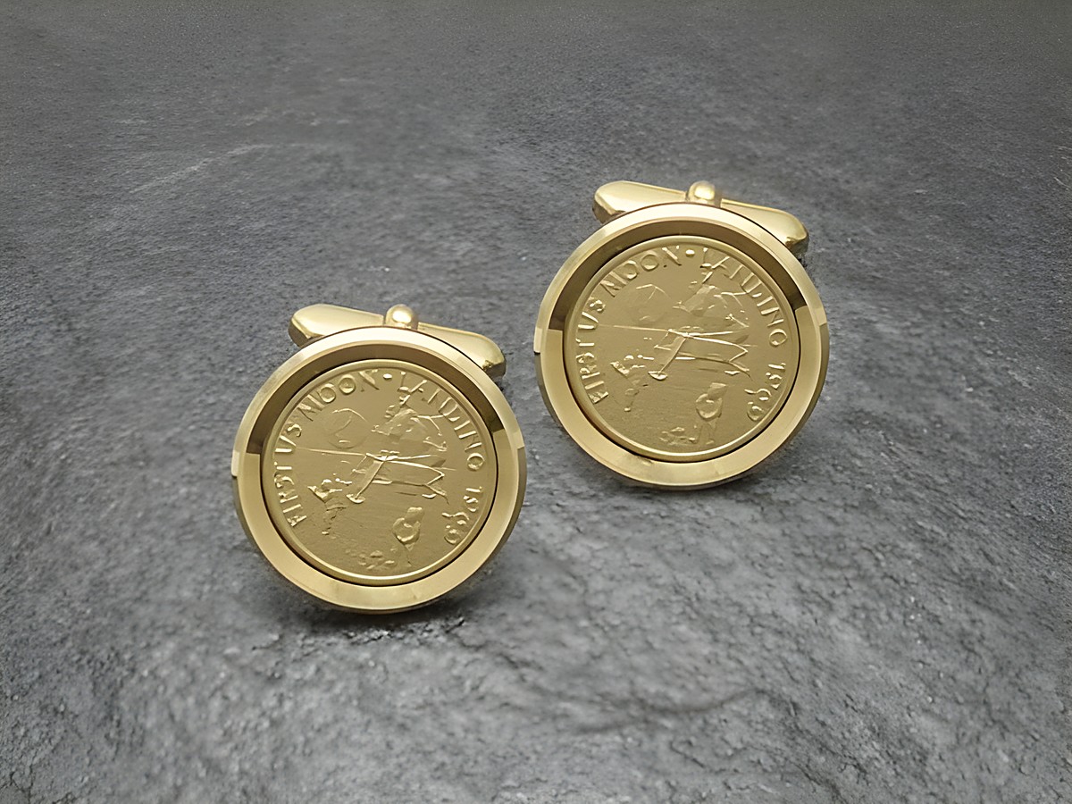 Vergoldete Manschettenknöpfe im Münzlook zur Mondlandung 1969, hergestellt von Juwelier Harnisch, goldfarben und detailreiche Prägung auf der Oberfläche.
