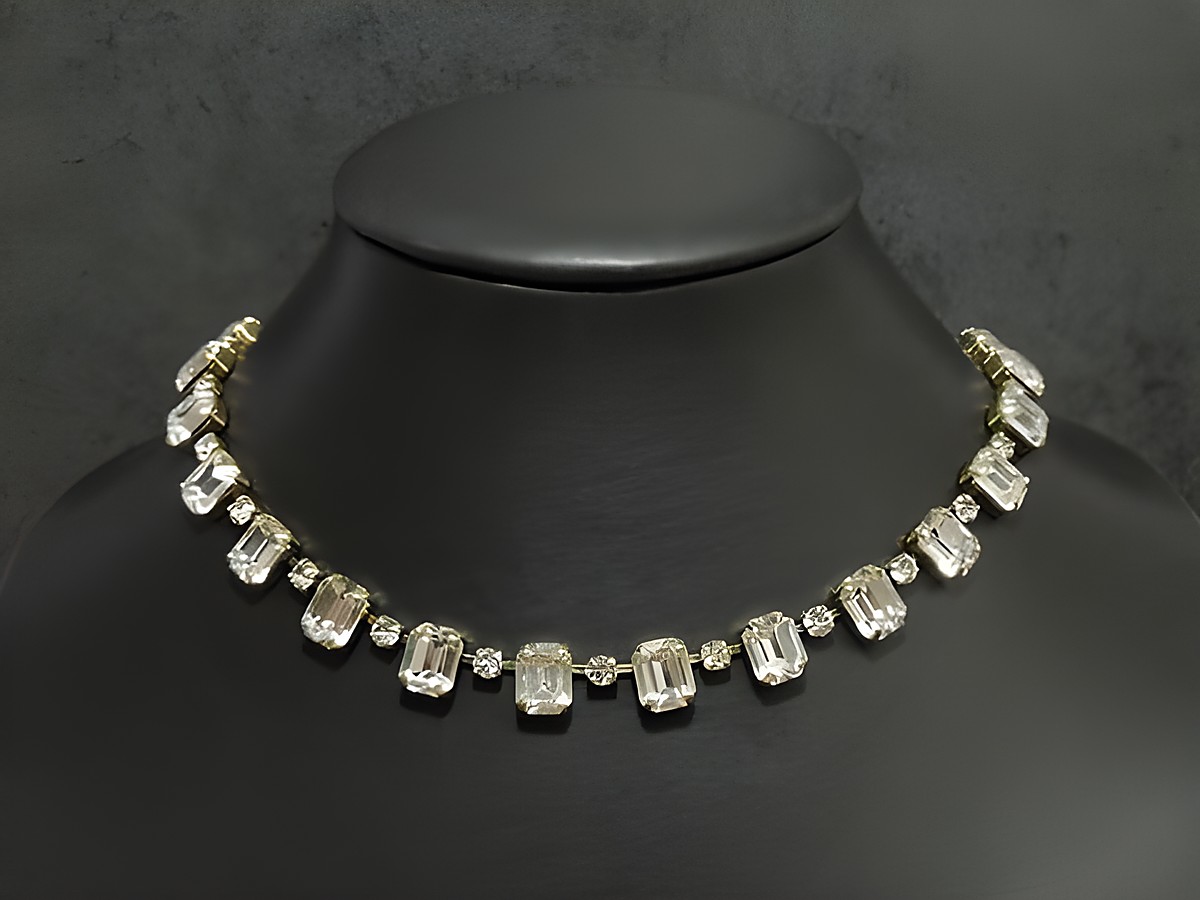 Strass Kette kultig WEIß 40-43 cm goldfarben, Hersteller Juwelier Harnisch, Fassung goldfarben, elegante Schmuckcollier mit funkelnden Strasssteinen, ideal für besondere Anlässe.