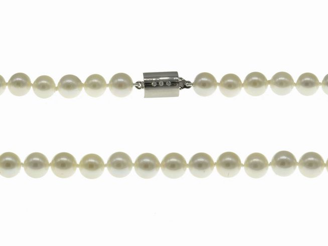 Perlenkette mit Akoya-Zuchtperlen von 7-7,5 mm in klassischem Weiß, 45 cm lang, gefertigt von Juwelier Harnisch, mit hochwertigem Verschluss.
