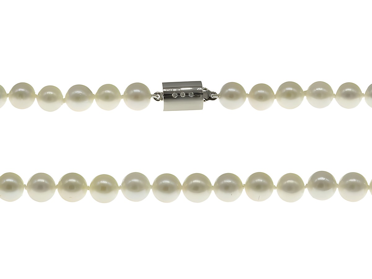 Perlenkette mit Akoya-Zuchtperlen von 7-7,5 mm in klassischem Weiß, 45 cm lang, gefertigt von Juwelier Harnisch, mit hochwertigem Verschluss.