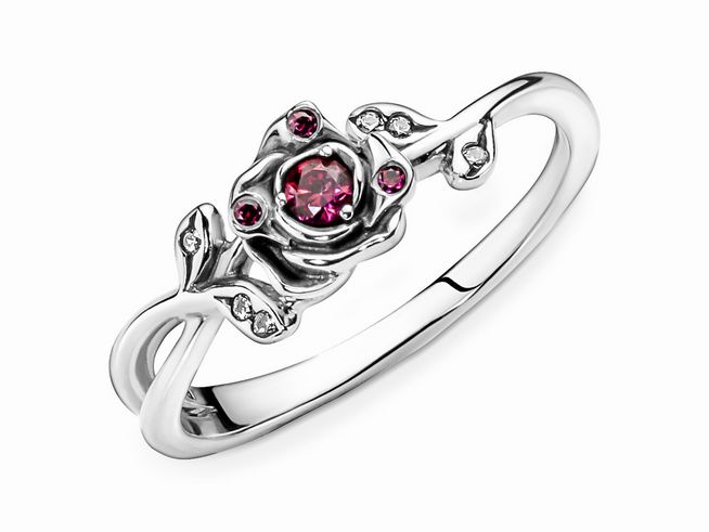 Ein eleganter Silberring von Pandora, inspiriert von Die Schöne und das Biest, mit einer rosa Zirkonia-Rose und bunten Details in Größe 58.