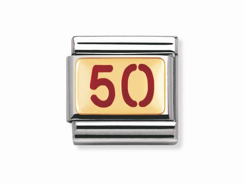 Zahl 50 emailliert in Rot auf beige Hintergrund, eingerahmt von einem silbernen Metallrand, passend zu der Schmuckmarke Nomination Classic. Ideal zur persönlichen Gestaltung.