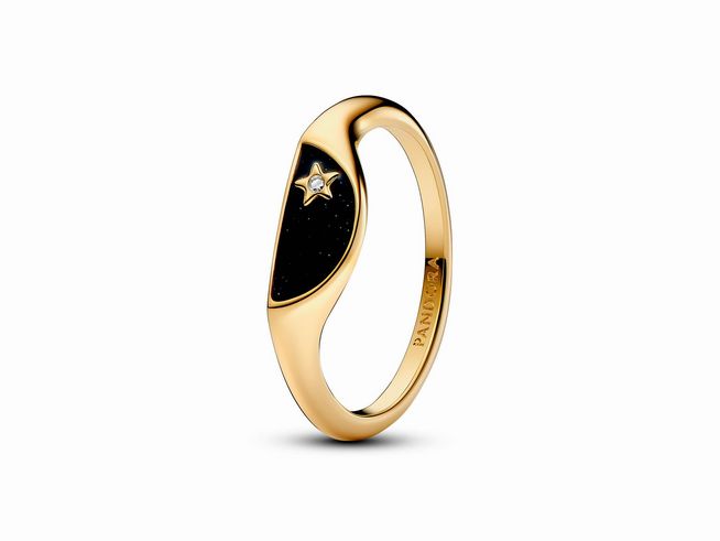 Pandora ME 163325C01-46 halbierter Emaille Siegelring in Gelbgold vergoldet mit schwarzem Emaille und Zirkonia, Größe 46, elegant und modern gestaltet.