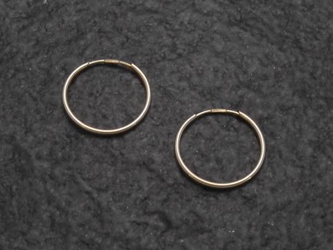 Hauchzarte Creolen aus Gold 585 mit einem Durchmesser von 1,4 cm, poliert und bis 15 mm, gefertigt von Juwelier Harnisch. Elegantes Design für jeden Anlass.
