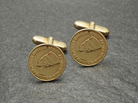Manschettenknöpfe vergoldet in Münz-Optik aus Ägypten, Hersteller Juwelier Harnisch, goldfarben mit detailreicher Darstellung. Ideal für einen eleganten Look.