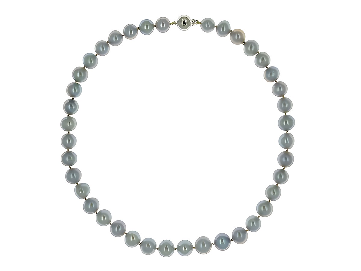 Perlenkette aus Süßwasser-Zuchtperlen mit einem Durchmesser von 10,5-11,5 mm in Grau, 47 cm lang, mit einem Silberverschluss vom Hersteller Juwelier Harnisch. – Ansicht 2