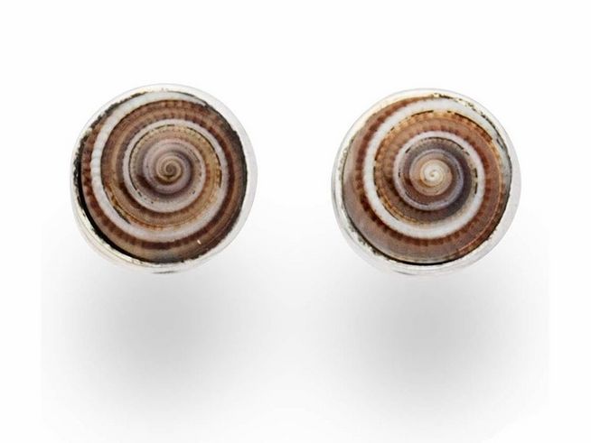 Zwei runde Ohrringe aus Sterling Silber mit einem Motiv in Schokoschnecken-Design, das die typischen Spiralformen und Farben einer Muschel zeigt, hergestellt von DUR.