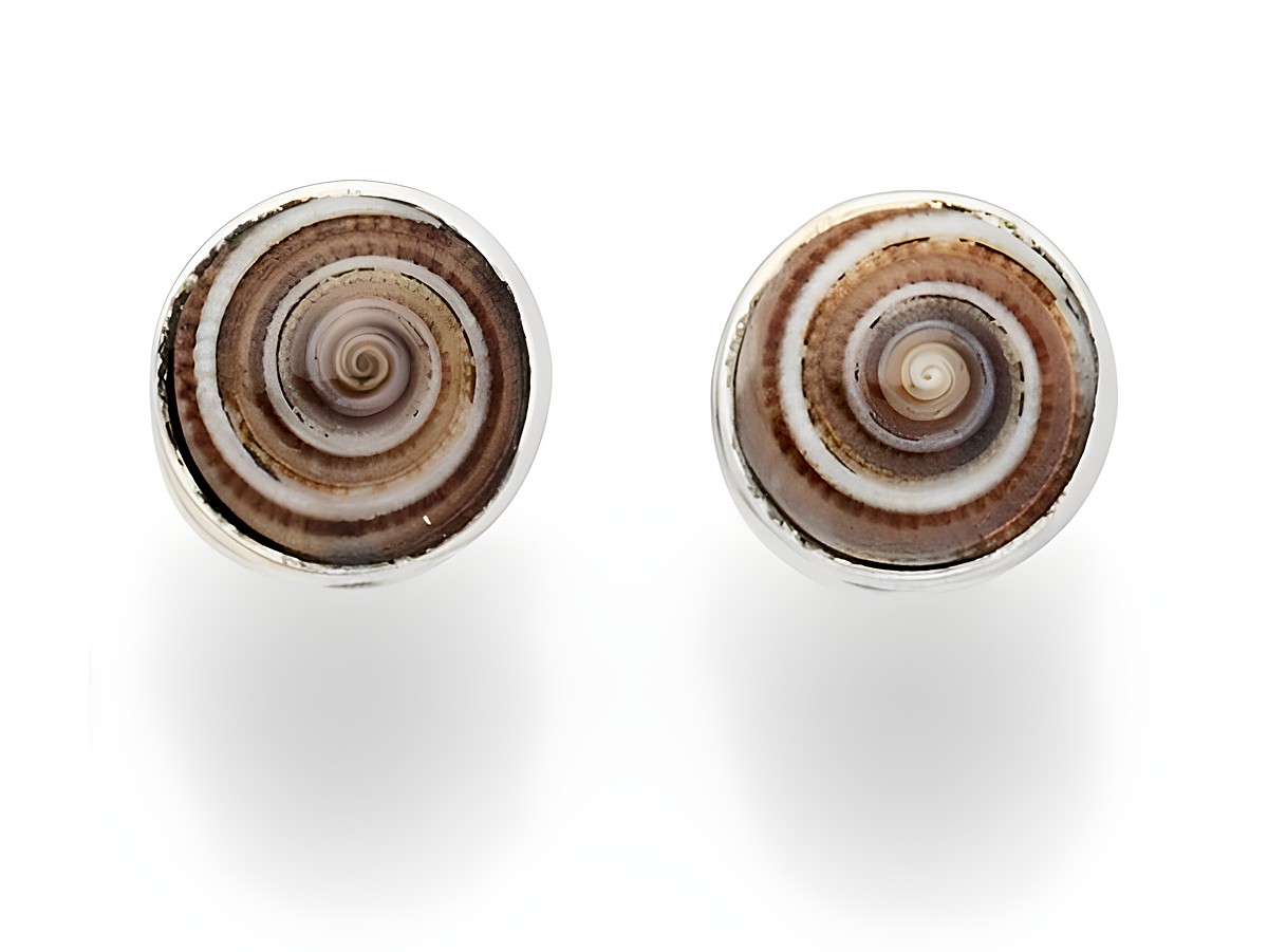 Zwei runde Ohrringe aus Sterling Silber mit einem Motiv in Schokoschnecken-Design, das die typischen Spiralformen und Farben einer Muschel zeigt, hergestellt von DUR.