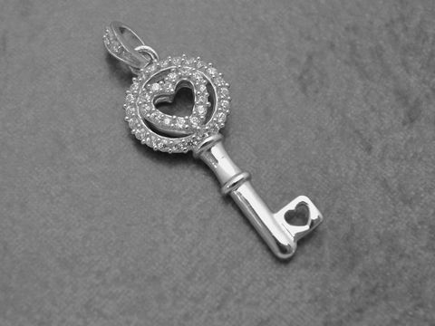 Schlüssel mit Herz Anhänger aus rhodiniertem Sterling Silber, verziert mit Zirkonia, symbolisch in weiß, Hersteller Juwelier Harnisch, elegantes Design.