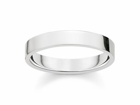 Ein schlichter, eleganter Ring aus Silber in Größe 60, Modell Thomas Sabo TR2112-001-12-60, mit einer glatten, polierten Oberfläche und einem minimalistischen Design.