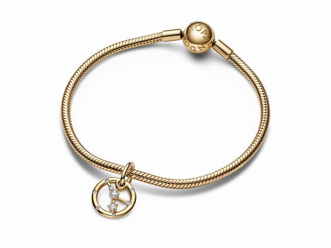 Charm-Anhänger von Pandora mit Sternzeichen Krebs in Gelbgold Vergoldung, verziert mit Zirkonia, am klassischen Armband. Elegantes Design, ideal für jede Gelegenheit.