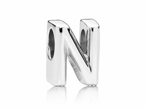 Silberner Charm in Form des Buchstabens N aus 925 Sterling Silber von Pandora, glänzende Oberfläche und modernes Design, ideal für personalisierte Schmuckstücke.