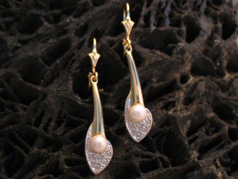 Ohrringe Gold 585 Ohrhänger Zuchtperle und Zirkonia von Juwelier Harnisch, elegante Ohrhänger mit funkelndem Stein für einen stilvollen Auftritt.