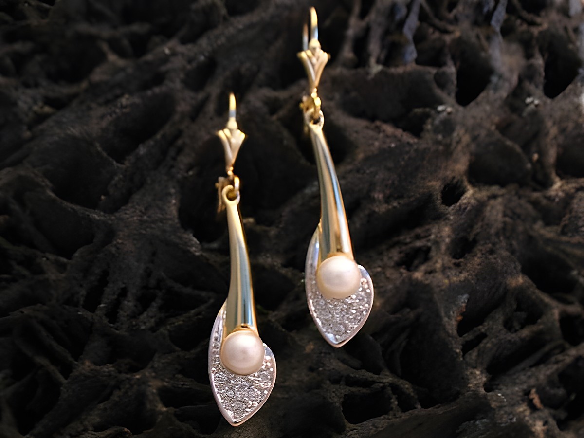 Ohrringe Gold 585 Ohrhänger Zuchtperle und Zirkonia von Juwelier Harnisch, elegante Ohrhänger mit funkelndem Stein für einen stilvollen Auftritt.
