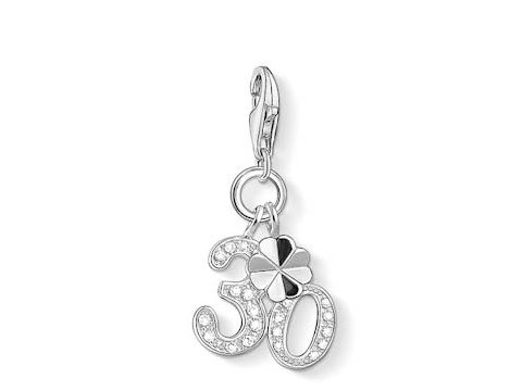 Charm von Thomas Sabo mit der Zahl 30 und einem Glücksbringer in Form eines Kleeblatts, verziert mit weißen Zirkonia-Steinen, ideal als Geschenk oder Glücksbringer.