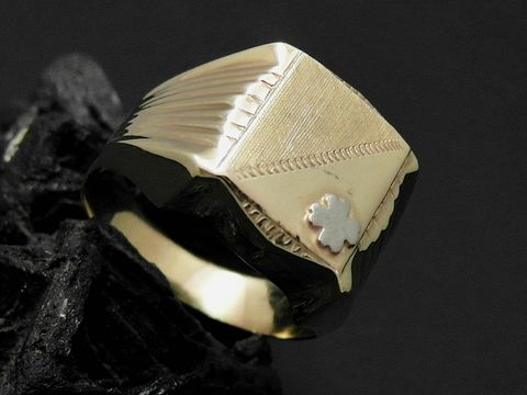 Gold Ring viereckig mit Kleeblatt, glamourös und in Größe 64, Hersteller Juwelier Harnisch, ideal für über Größe 60/19, elegantes Design für besondere Anlässe.