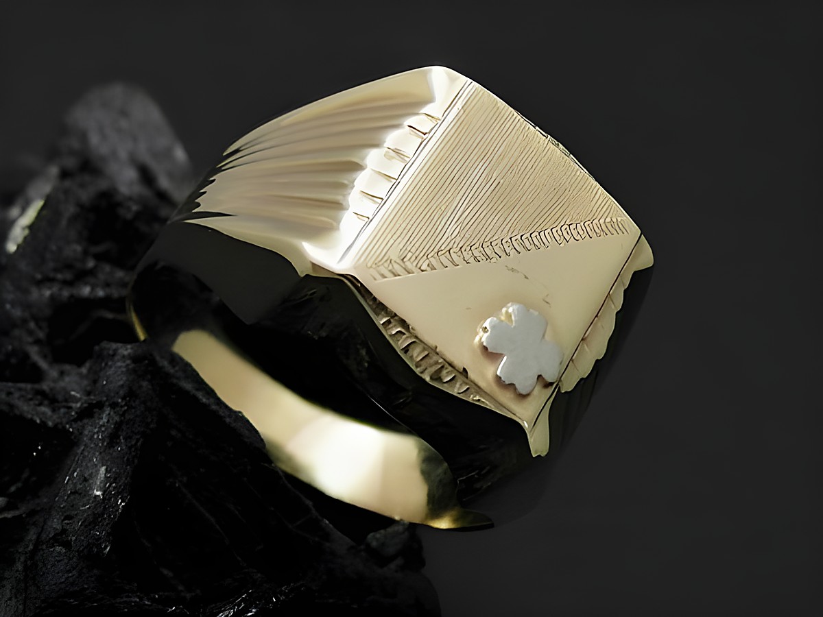 Gold Ring viereckig mit Kleeblatt, glamourös und in Größe 64, Hersteller Juwelier Harnisch, ideal für über Größe 60/19, elegantes Design für besondere Anlässe.