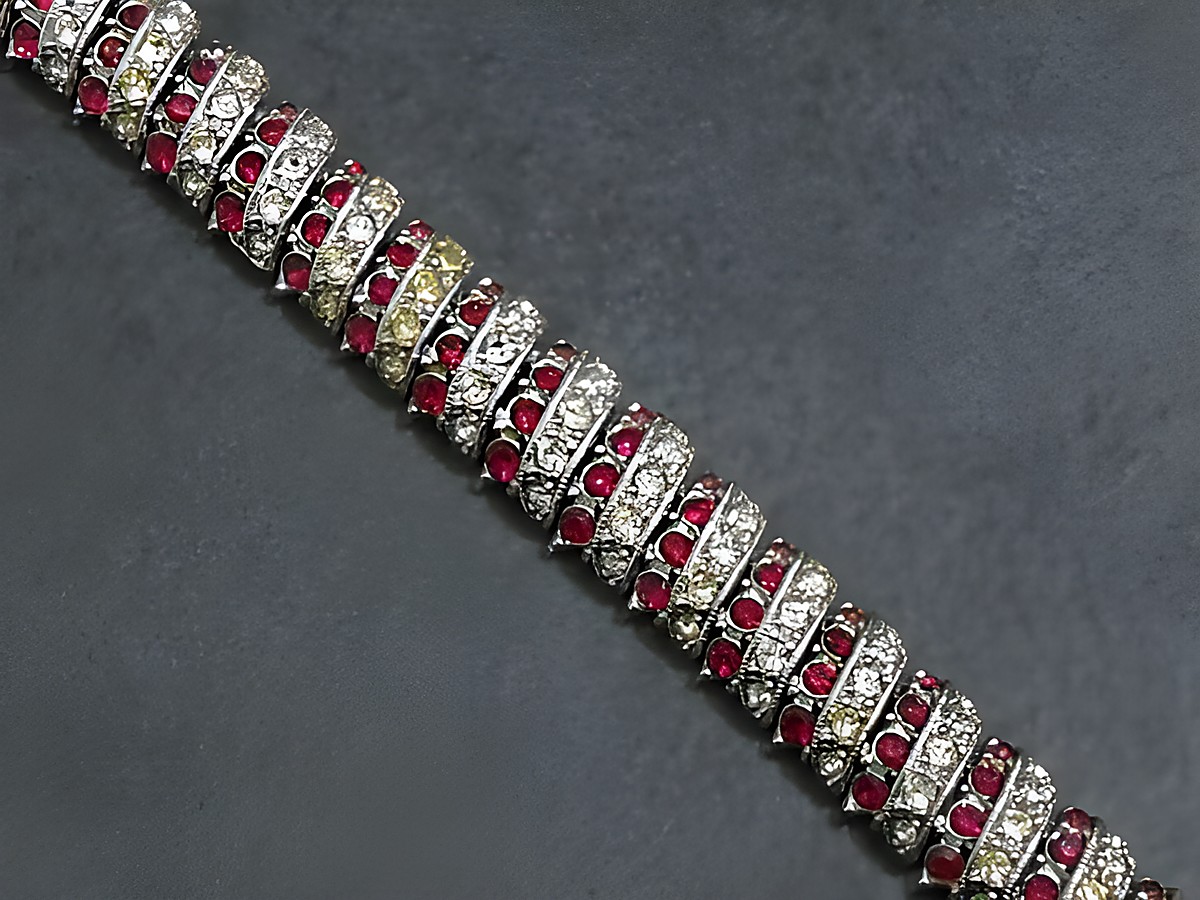 Strass Armband pompös in rubinrot mit silberfarbenen Elementen, hergestellt von Juwelier Harnisch, Länge 17,5 cm, ideal für elegante Anlässe.