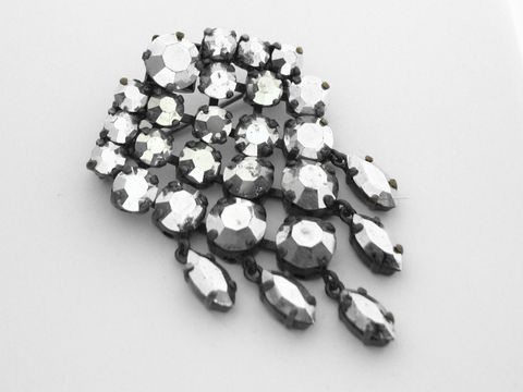 Strass Brosche - shiny - WEIß gefasst, Hersteller: Juwelier Harnisch, elegante Brosche mit funkelnden Strasssteinen in verschiedenen Größen und Formen, ideal für jeden Anlass.