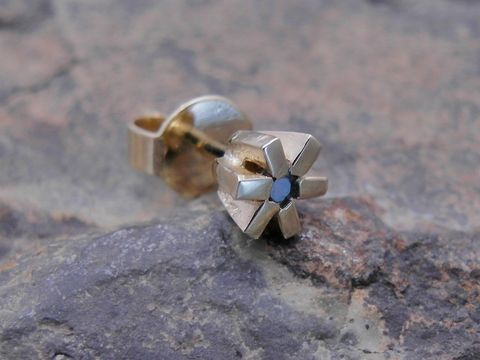 Blumenblüte Ohrstecker unisex in Gold, schlicht und elegant, mit einem blauen Safir. Hersteller Juwelier Harnisch, Einzelohrringe, 1 Stück.