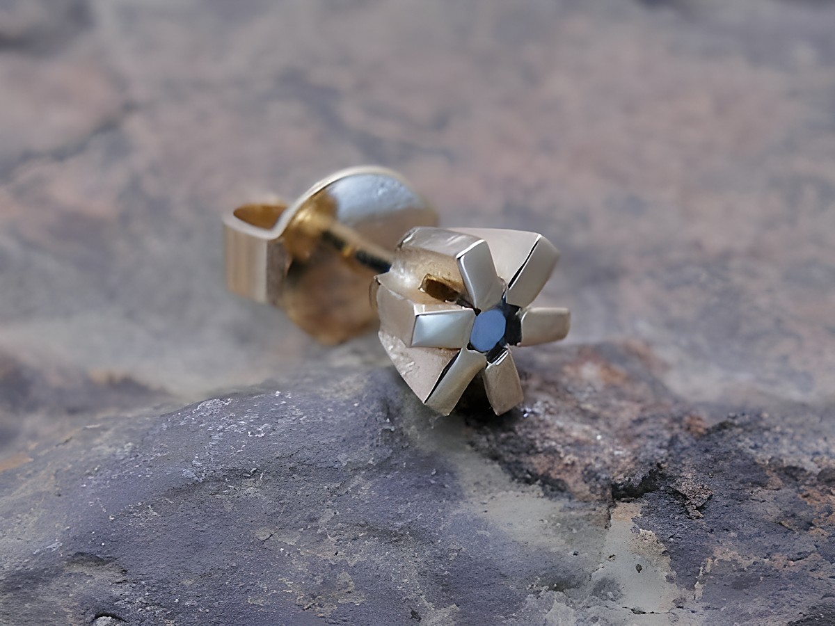Blumenblüte Ohrstecker unisex in Gold, schlicht und elegant, mit einem blauen Safir. Hersteller Juwelier Harnisch, Einzelohrringe, 1 Stück.