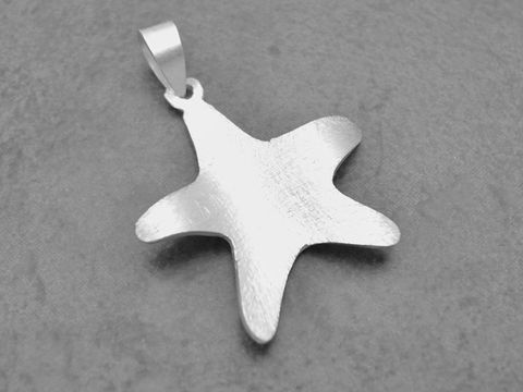 Silber Anhänger in Form eines Sterns mit mattierter Oberfläche, Hersteller Juwelier Harnisch, ideal für Sonnen-, Mond- und Sternenmotive. Perfekt für jeden Schmuckliebhaber.