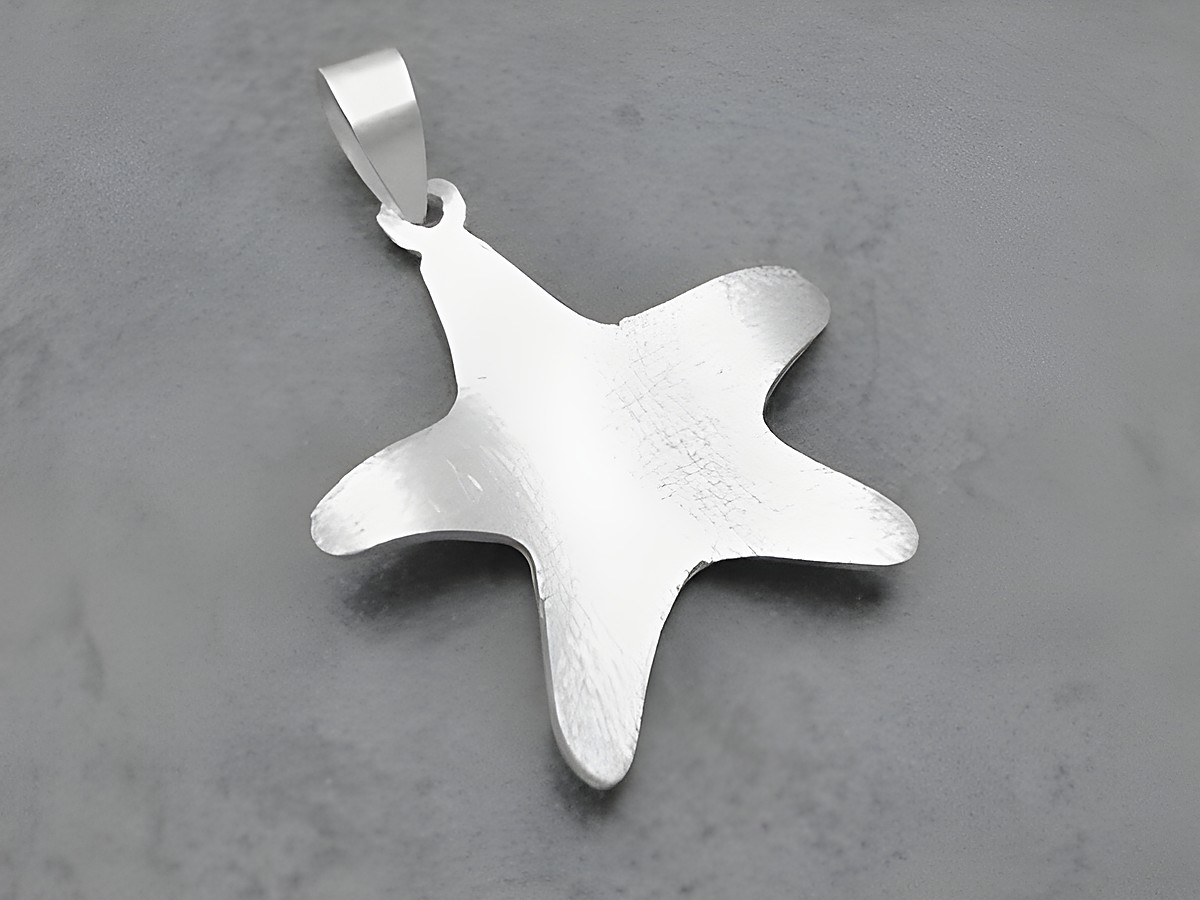 Silber Anhänger in Form eines Sterns mit mattierter Oberfläche, Hersteller Juwelier Harnisch, ideal für Sonnen-, Mond- und Sternenmotive. Perfekt für jeden Schmuckliebhaber.