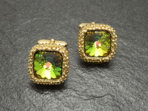 20200-0 Manschettenknöpfe vergoldet mit grünem, eckigem Strassstein, Hersteller Juwelier Harnisch, goldfarbenes Design. Ideal für elegante Anlässe und besonderen Stil.