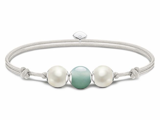 Das Bild zeigt ein elegantes Armband von Thomas Sabo mit Textilband in grauer Farbe, verziert mit Silber- und Aventurin-Kugeln sowie zwei weißen Perlen, geeignet für Handgelenke bis 22 cm.