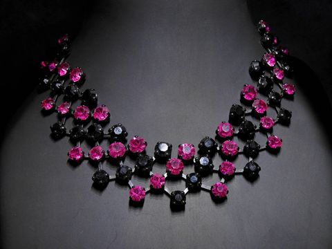 Zauberhafte Strasskette in schwarz-violett, 44 cm lang, gefertigt vom Juwelier Harnisch, mit schwarzer Fassung und funkelndem Strassschmuck, perfekt für besondere Anlässe.