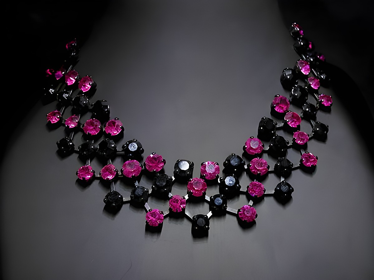 Zauberhafte Strasskette in schwarz-violett, 44 cm lang, gefertigt vom Juwelier Harnisch, mit schwarzer Fassung und funkelndem Strassschmuck, perfekt für besondere Anlässe.
