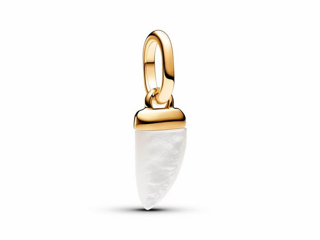Mini-Charm-Anhänger in Form eines Haifischzahns aus gelbgoldvergoldetem Metall mit einem Element aus weißem Bioresin, das Perlmutt ähnelt. Ideal für Charms und Schmuckstücke.