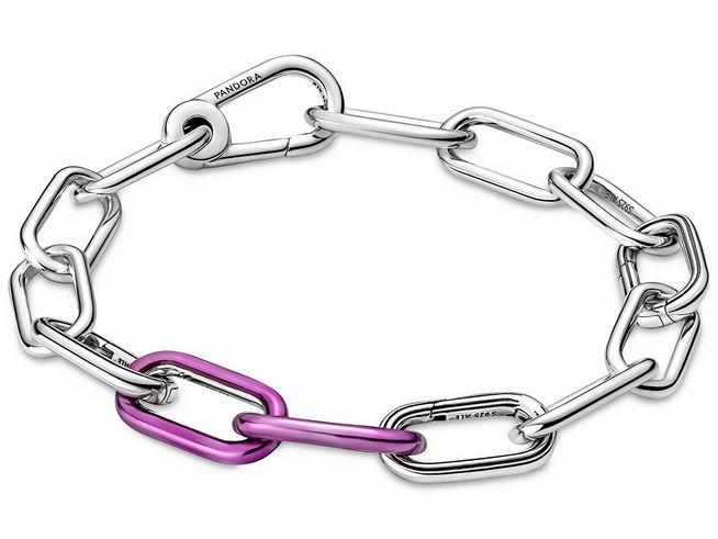 Die Pandora ME Verlängerung in Sterling Silber bietet einen stylischen Look mit einem lila emaillierten Doppel-Link, ideal für individuelle Anpassungen.