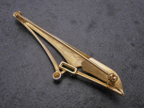 Gold Brosche aus Gold 585 mit synthetischem Smaragd und Zirkonia, als Anstecknadel gestaltet, hergestellt von Juwelier Harnisch, elegante Broschenform.