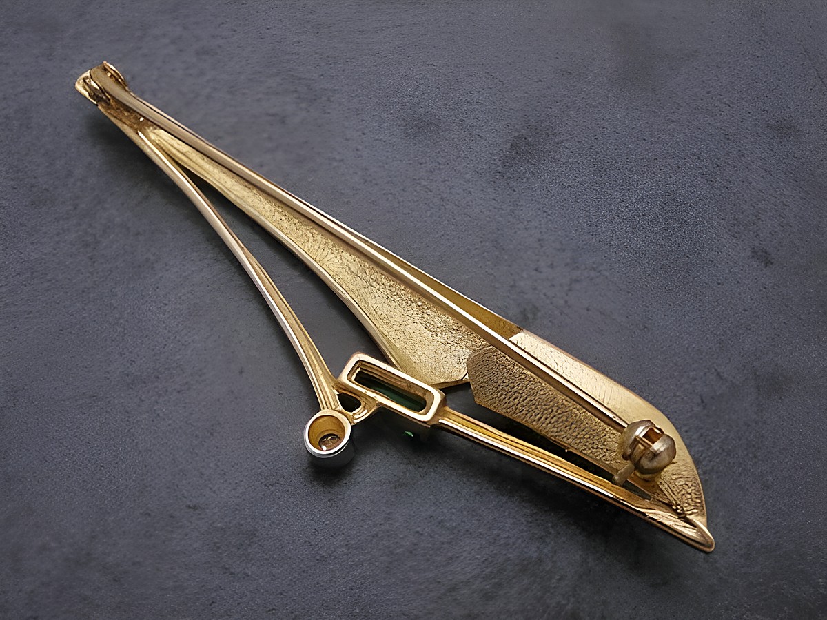 Gold Brosche aus Gold 585 mit synthetischem Smaragd und Zirkonia, als Anstecknadel gestaltet, hergestellt von Juwelier Harnisch, elegante Broschenform. – Ansicht 2