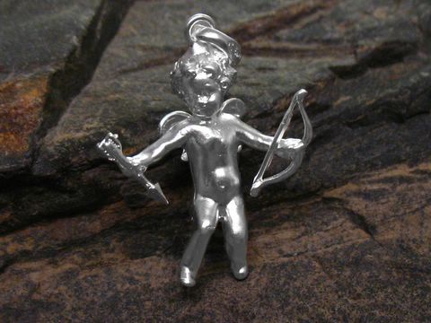 Silber Engel Amor Anhänger mit Pfeil und Bogen, symbolisiert den Gott der Liebe, hergestellt von Juwelier Harnisch, detaillierte Ausführung und glänzende Oberfläche.