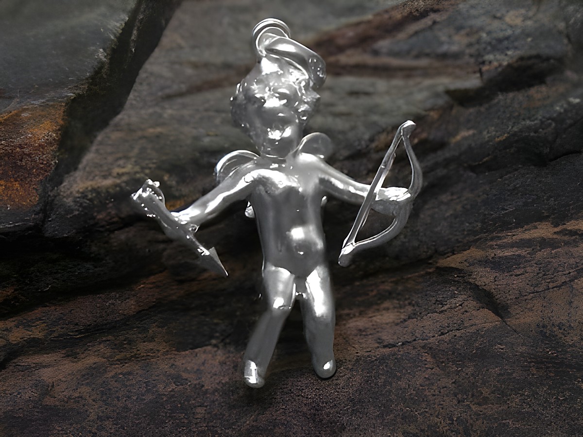 Silber Engel Amor Anhänger mit Pfeil und Bogen, symbolisiert den Gott der Liebe, hergestellt von Juwelier Harnisch, detaillierte Ausführung und glänzende Oberfläche.