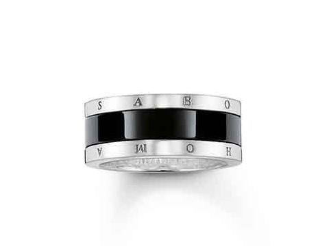 Silberner Ring von Thomas Sabo mit schwarzer Keramik in Größe 56, dekoriert mit eingravierten Buchstaben und einer glänzenden Oberfläche für eleganten Schmuckanspruch.