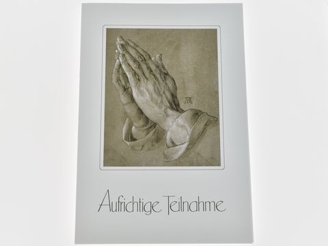 Betende Hände auf einer Trauerkarte mit der Aufschrift Aufrichtige Teilnahme, gestaltet von Juwelier Harnisch, elegant und würdevoll, passend für die Trauerfeier.