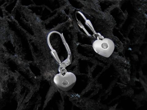 Herz Silber Ohrringe Ohrhänger aus Sterling Silber mit Zirkonia, Hersteller Juwelier Harnisch, eleganter Ohrhänger mit Stein in Herzform, glanzvolles Design auf dunklem Hintergrund.