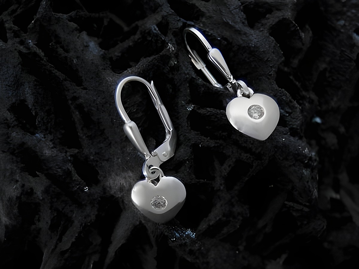 Herz Silber Ohrringe Ohrhänger aus Sterling Silber mit Zirkonia, Hersteller Juwelier Harnisch, eleganter Ohrhänger mit Stein in Herzform, glanzvolles Design auf dunklem Hintergrund.