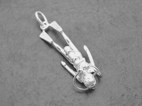 Taucher Anhänger aus Sterling Silber, sportliches Design, Hersteller Juwelier Harnisch, ideal für Sportliebhaber und als modisches Accessoire.