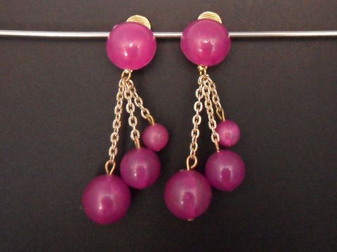 71895-0 Ohrclip in tiefrosa, zeitloses Design, gefertigt aus Kunstharz mit goldfarbenen Akzenten, Hersteller Juwelier Harnisch, ideal für stilvolle Auftritte.