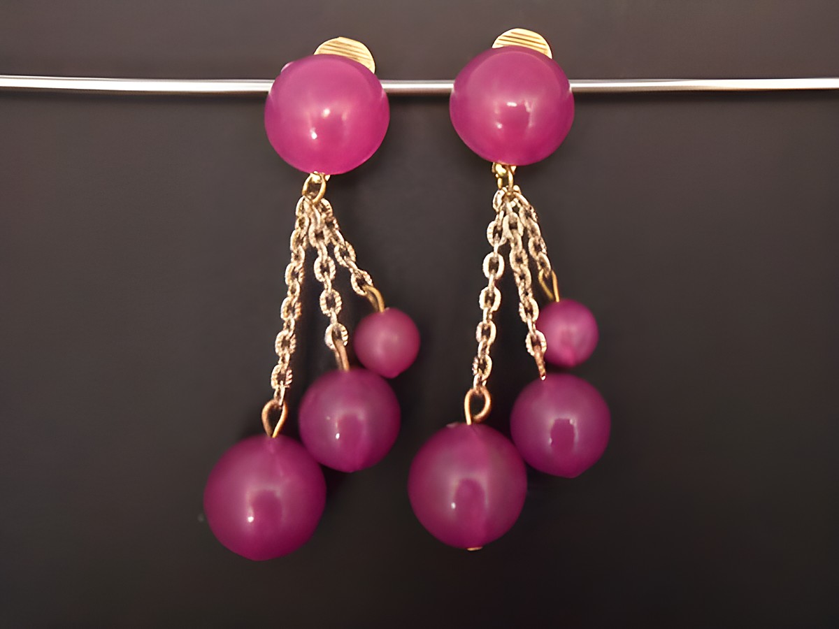 Ohrclip in tiefrosa, zeitloses Design, gefertigt aus Kunstharz mit goldfarbenen Akzenten, Hersteller Juwelier Harnisch, ideal für stilvolle Auftritte.