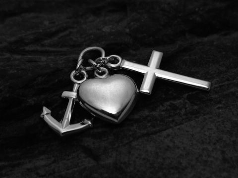 Glaube Liebe Hoffnung - Sterling Silber Anhänger 12 mm rhodiniert, mit Anker, Herz und Kreuz, stilvolles Schmuckstück von Juwelier Harnisch, symbolisiert Glauben und Zuneigung.