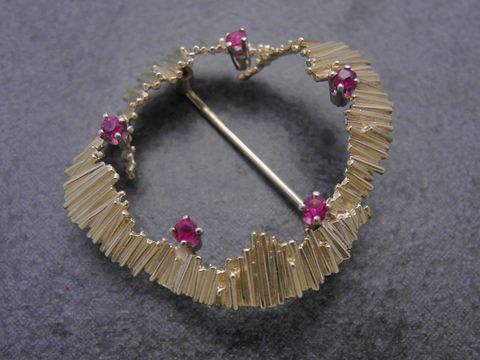 Gold Brosche - Gold 585 - Rubin in Weißgoldfassung - Anstecknadel, Hersteller: Juwelier Harnisch, Broschen, dekorative Brosche mit Rubin-Elementen und feinen Goldstreifen.