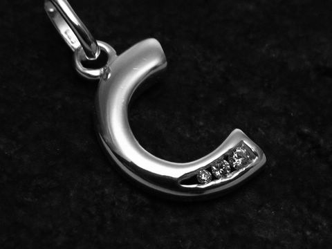 C Buchstaben Anhänger aus Sterling Silber mit Zirkonia, Hersteller Juwelier Harnisch, glänzende Oberfläche und funkelnde Steinchen in der Mitte, stilvolles Schmuckstück.